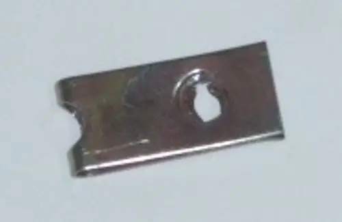 Eisenfarbiger Metallclip mit einer Vertiefung und Aussparung an einer Kante, möglicherweise von Daikin für technische Anwendungen.